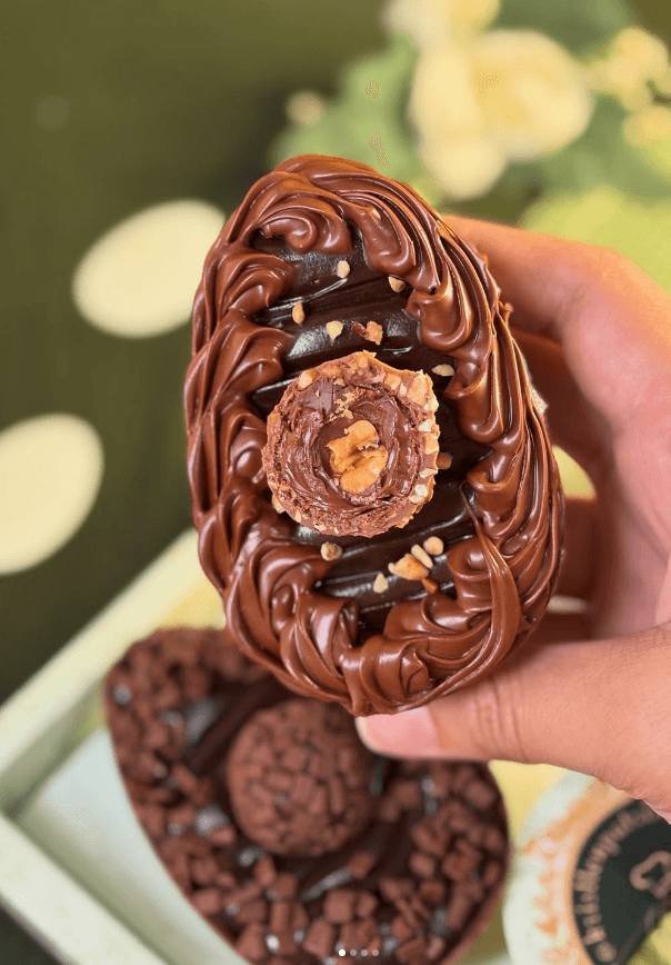 Ovo de Páscoa artesanal recheado, decorado com bombom Ferrero, da Krisllen Patrisserie