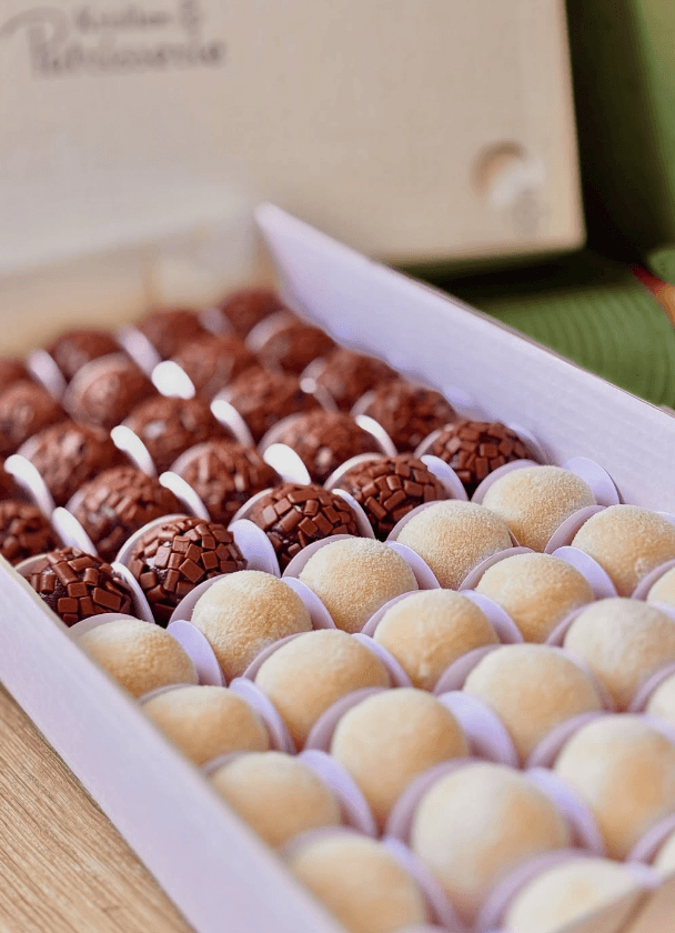 Caixa presente com brigadeiros gourmet e beijinhos enfileirados da Krisllen Patrisserie