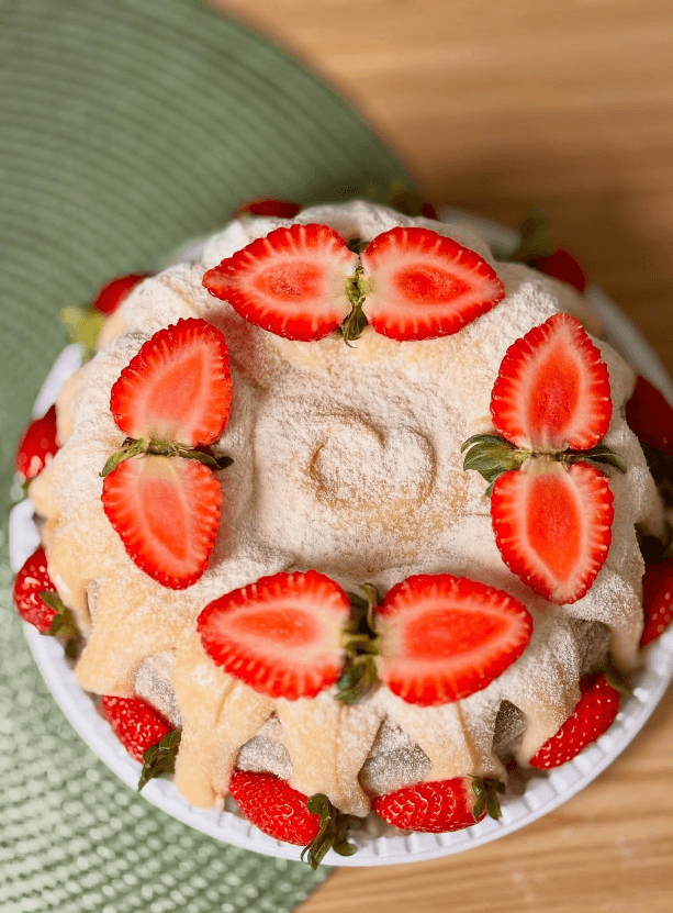 Torta de morango artesanal coberta com açúcar de confeiteiro da Krisllen Patrisserie