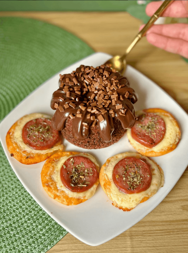 Vulcão de chocolate com mini pizzas servidos em prato branco da Krisllen Patrisserie