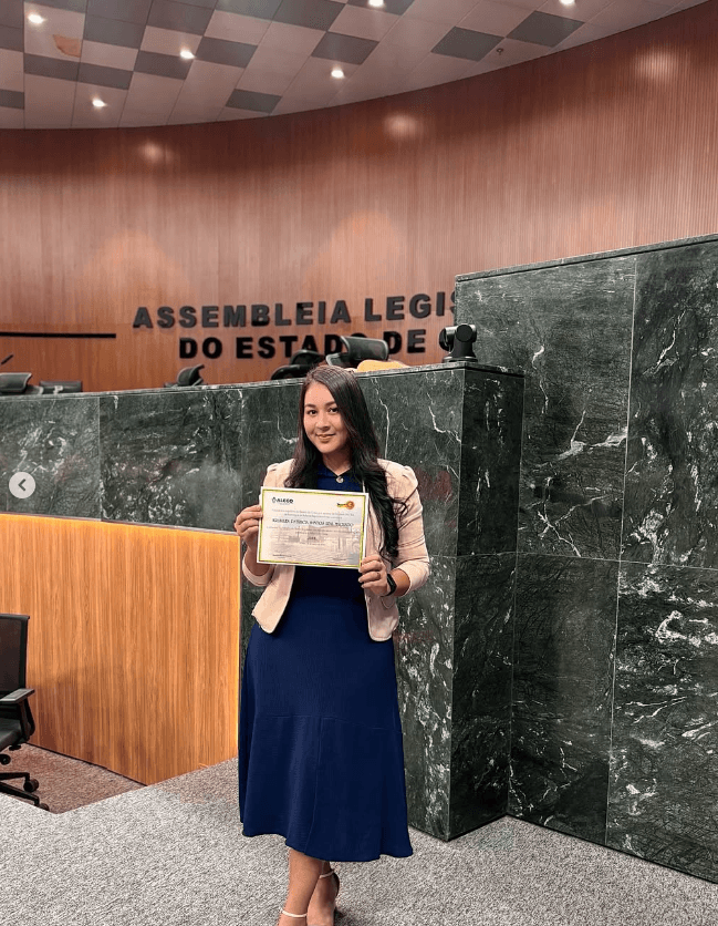 Krisllen Patricia, mentora e fundadora da Krisllen Patrisserie, recebendo reconhecimento na Assembleia Legislativa